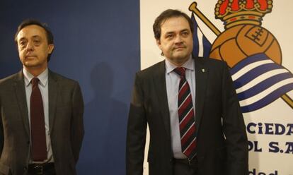 El presidente de la Real Sociedad, Jokin Aperribay, y al asesor jurídico José Luis Martínez, en una comparecencia en 2010 sobre la salida del club de la ley concursal.
