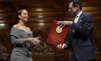 En la imagen, la cantante Rihanna que ha recibido un premio como Persona del Año en la Universidad de Harvard por su labor humanitaria.