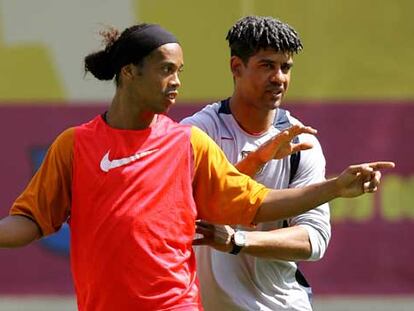 Ronaldinho, junto a Rijkaard en un entrenamiento del Barça.