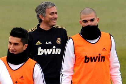 El entrenador del Real Madrid, José Mourinho, y los jugadores Pepe y Callejón, en el entrenamiento del 13 de enero.