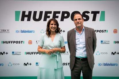 La directora del ‘El HuffPost’, Laura Riestra, y el directo del diario EL PAÍS, Jan Martínez Ahrens.