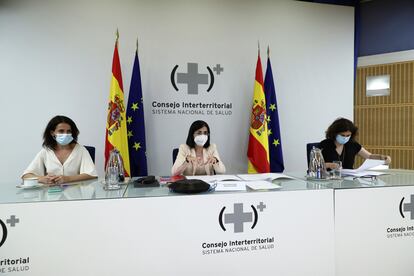 La ministra de Sanidad, Carolina Darias (en el centro), acompañada por la secretaria de Estado de Sanidad, Silvia Calzón (izquierda), ofrece una rueda de prensa tras la reunión del Consejo Interterritorial del Sistema Nacional de Salud, este martes en Madrid.