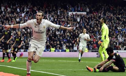 Bale celebra su primer gol y el segundo del equipo blanco.