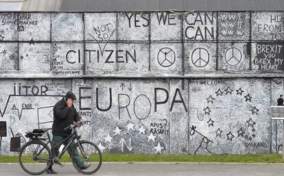 Un hombre pasa junto a un mural artístico sobre Europa en la ciudad de Sibiu (Rumania).