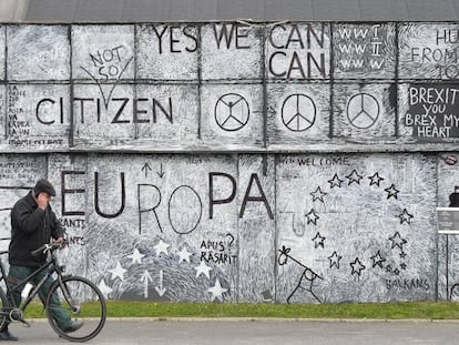 Un hombre pasa junto a un mural artístico sobre Europa en la ciudad de Sibiu (Rumania).