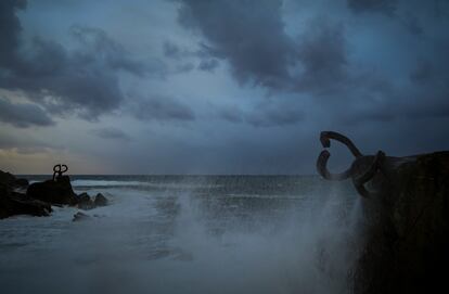 Vista de la obra escultórica El Peine del Viento, de Eduardo Chillida, fotografiada el 18 de agosto de 2022, al amanecer en San Sebastián.