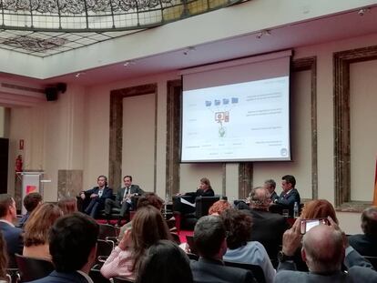 De izquierda a derecha: Carlos Saiz, socio de Ecix Group; Antonio del Campo de los Santos, chief compliance officer del BBVA; Julia Suderow, socia de 3C Compliance (moderadora); Cándido Paz-Ares, socio de Uría Menéndez; Iván Martinez López, CEO de INTEDYA y presidente de la WCA (World Compliance Association).