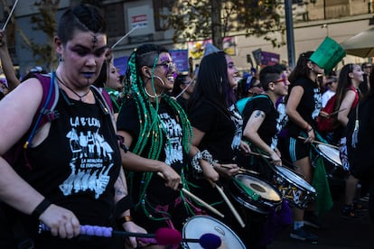 Un grupo de mujeres que participan en la marcha por el Día Internacional de la Mujer, en Santiago, en 2024