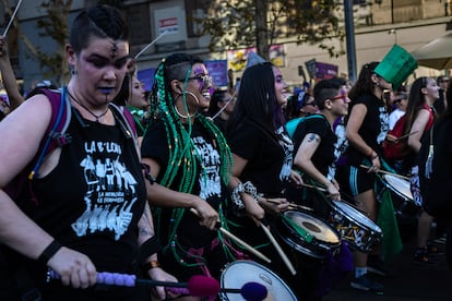 Una batucada recorre las calles de Santiago con las manifestantes.