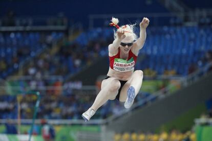 La española Sara Fernández compite en salto de longitud.