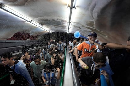 Festejos en las escaleras del metro de Buenos Aires. 