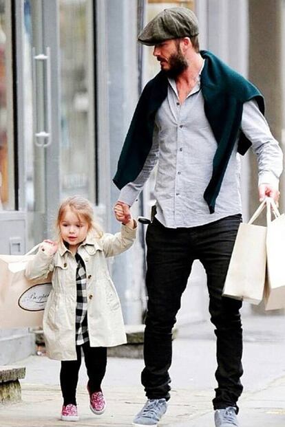 La pequeña sigue los pasos de su madre y ya carga con bolsas más grande que ella. Su padre no duda en llevársela de compras y ayudarla con los paquetes.