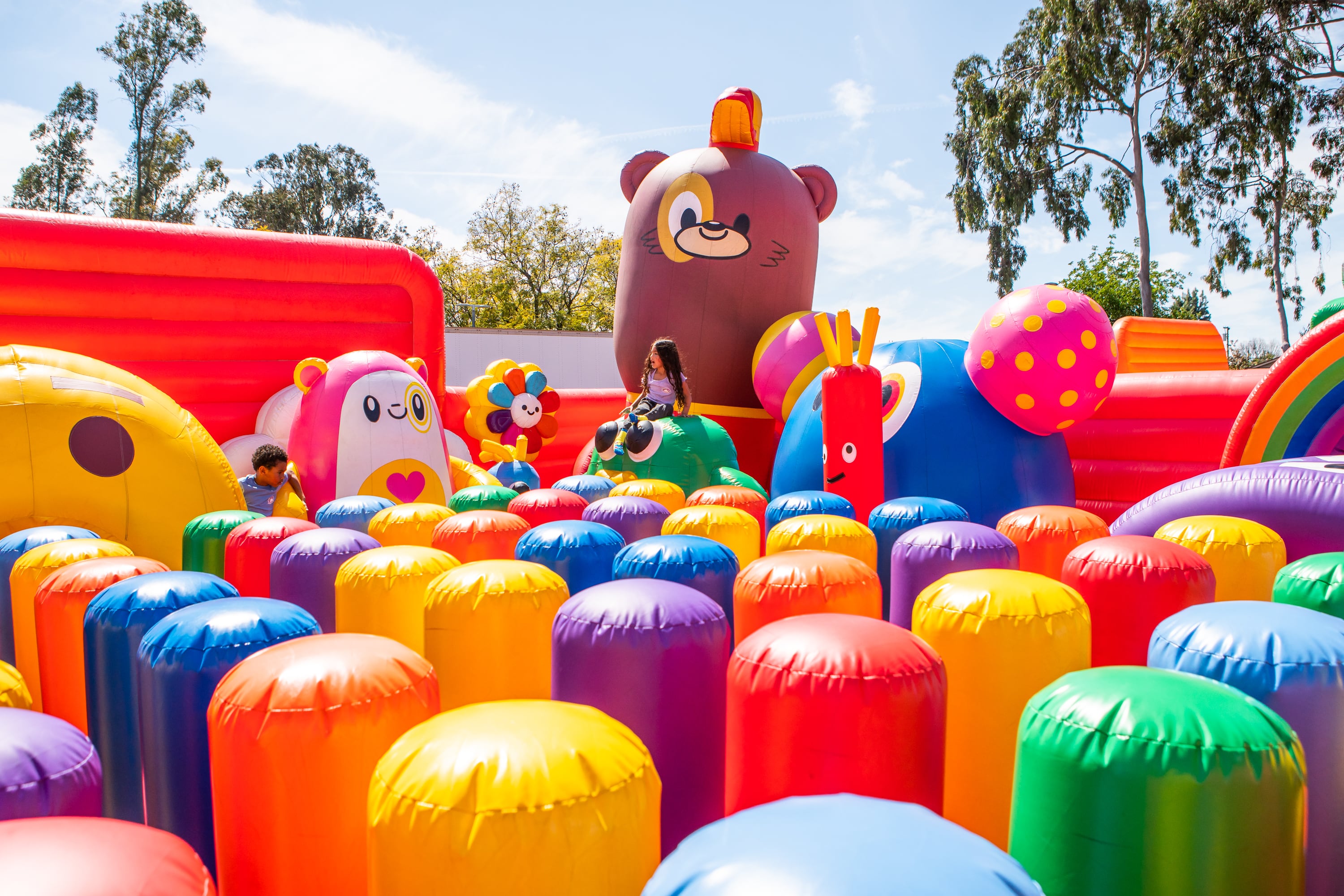 Los castillos hinchables hacen su agosto a pesar del calor extremo: “Este verano ha superado las expectativas” 