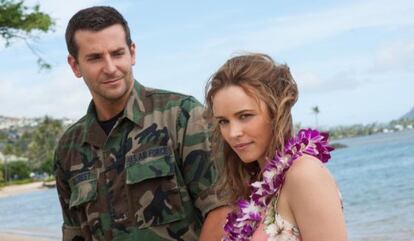 Bradley Cooper y Rachel McAdams en 'Aloha', filme que ha perdido un 29% de lo que costó.