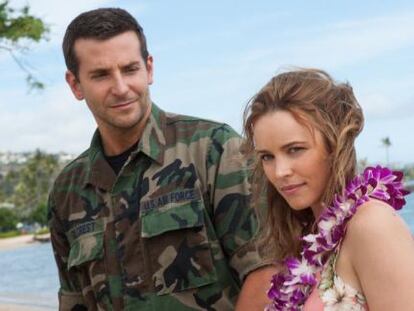 Bradley Cooper y Rachel McAdams en 'Aloha', filme que ha perdido un 29% de lo que costó.