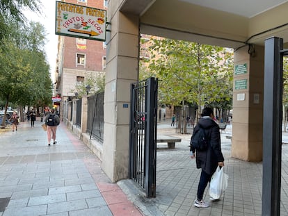 Uno de los accesos a la plaza donde juegan los niños del colegio San Cristóbal.