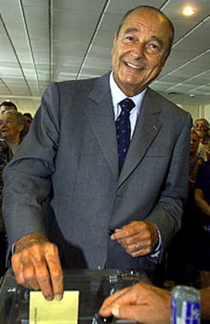 Jacques Chirac vota ayer en Sarran, en el centro del país.