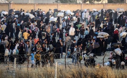 Sirios tratan de cruzar la frontera por Tel Abiad.