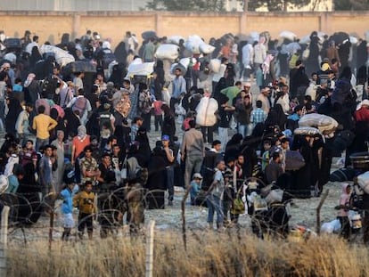 Sirios tratan de cruzar la frontera por Tel Abiad.