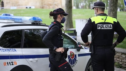 Agentes de la Ertzaintza y la Policía local en una imagen cedida por el Departamento de Seguridad.