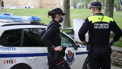 Agentes de la Ertzaintza y la Policía local en una imagen cedida por el Departamento de Seguridad.