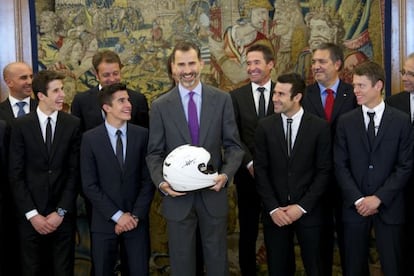 El Rey posa junto con los hermanos Márquez, Tito Rabat y Toni Bou.