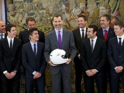 El Rey posa junto con los hermanos Márquez, Tito Rabat y Toni Bou.