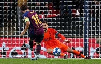El delantero del Barcelona Lionel Messi marca el cuarto gol de su equipo, el segundo en su cuenta personal.
