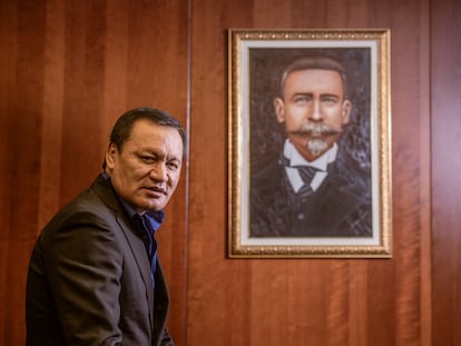 Miguel Ángel Osorio Chong, senador del PRI, frente a un cuadro del político liberal Belisario Domínguez en su oficina en el Senado.