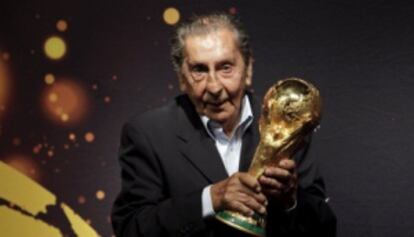 Alcides Ghiggia con la Copa del Mundo en 2014.