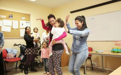 Cuatro madres en un curso del programa CaixaProinfancia.