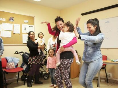 Cuatro madres en un curso del programa CaixaProinfancia.