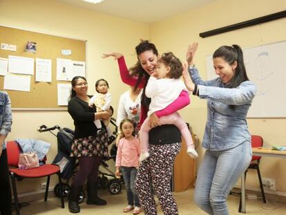 Cuatro madres en un curso del programa CaixaProinfancia.