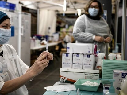 Preparación de las dosis de Pfizer, en un centro de vacunación en Francia.