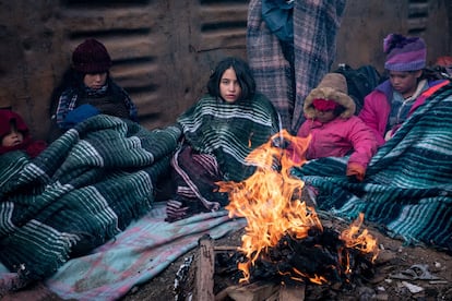 Para combatir las inclemencias del clima, los migrantes realizan fogatas dentro de los vagones donde viajan hacia la frontera con Estados Unidos. 