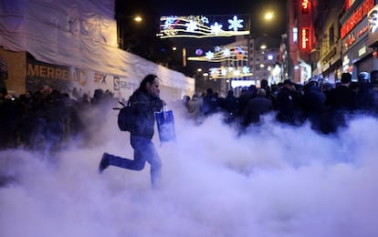 Un hombre huye de gas lacrimógeno lanzado por la policía en la avenida Istiklal.