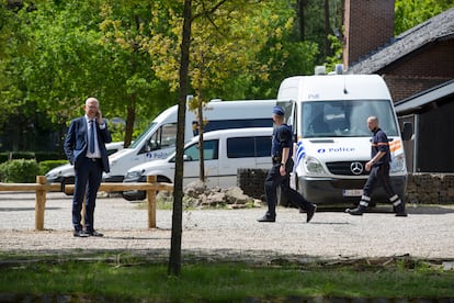 El gobernador de Limburgo, Jos Lantmeeters, en la entrada del parque nacional Hoge Kempen, donde se ubica el centro de mando para dar caza al militar huido.  