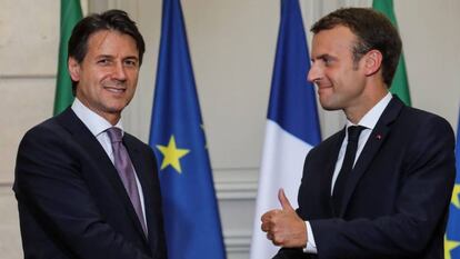 El primer ministro italiano, Giuseppe Conte, y el presidente franc&eacute;s, Emmanuel Macron, en Par&iacute;s en junio de 2018.