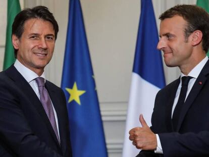 El primer ministro italiano, Giuseppe Conte, y el presidente franc&eacute;s, Emmanuel Macron, en Par&iacute;s en junio de 2018.