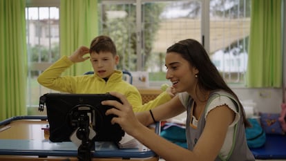 Una maestra del Colegio Purísima Concepción de Granada se comunica con un alumno por medio de una tableta con imágenes y pictogramas.