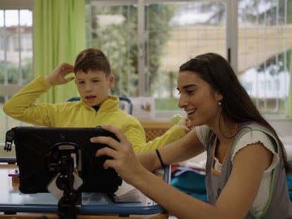 Una maestra del Colegio Purísima Concepción de Granada se comunica con un alumno por medio de una tableta con imágenes y pictogramas.