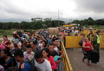 Venezolanos en la frontera con Colombia.