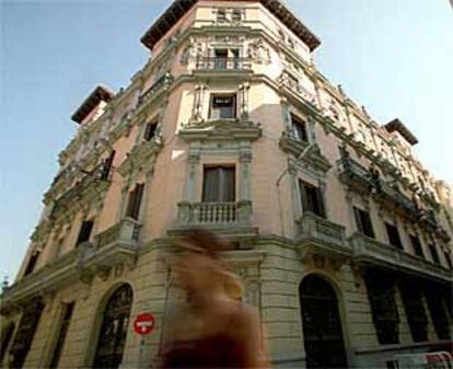 Uno de los edificios, en la calle del Marqués de Cubas, sobre los que se ampliará el Museo Thyssen-Bornemisza.