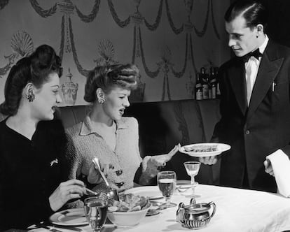 Comer fuera de casa se veía como una vulgaridad hasta que, a finales del siglo XIX, los ricos comenzaron a salir en tropel, manteniendo, eso sí, el hábito en el cambio de indumentaria. 
