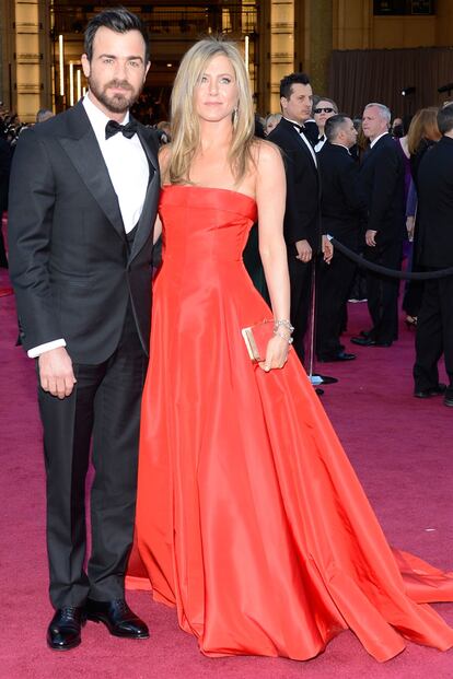 La que fuese la melena más codiciada de América, Jennifer Aniston, apostó por un rojo Valentino en palabra de honor (muy similar al Oscar de la Renta que lució Zooey Deschanel en los Globos de Oro) y sonríe acompañada por Justin Theroux.