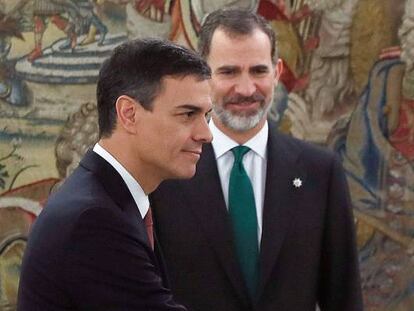 El nuevo presidente del Gobierno, Pedro Sánchez (izquierda) saluda a su antecesor, Mariano Rajoy, durante su toma de posesión ante el Rey (al fondo).