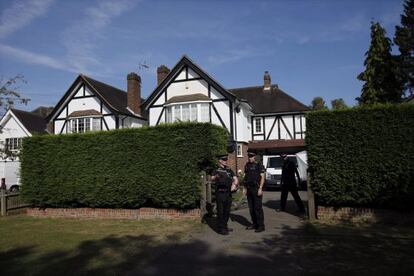 Polic&iacute;as brit&aacute;nicos custodian el acceso a la vivienda de la familia asesinada en Francia el mi&eacute;rcoles.