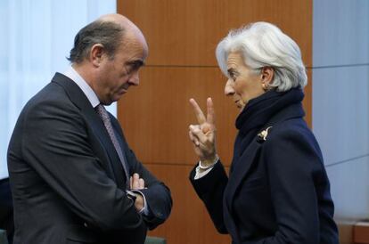 Luis de Guindos escucha a la directora gerente de FMI, Christine Lagarde, ayer en Bruselas