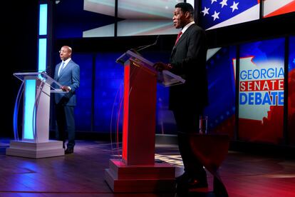 Raphael Warnock (izquierda) y Herschel Walker, en su debate en Savannah.