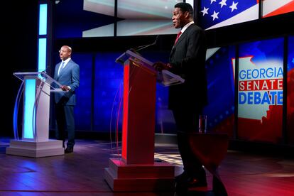 Raphael Warnock (izquierda) y Herschel Walker, en su debate en Savannah. 